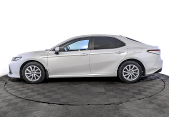 Подержанный автомобиль Toyota Camry Sedan 2021 года (8 фото)