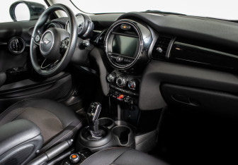 Подержанный автомобиль MINI Hatch 2020 года (10 фото)