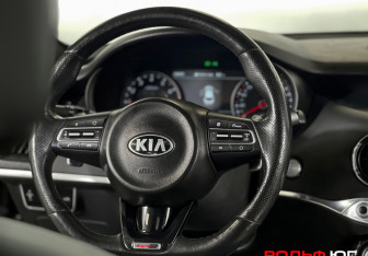 Подержанный автомобиль Kia Stinger 2018 года (13 фото)