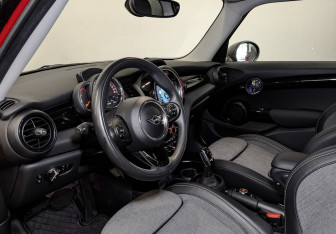 Подержанный автомобиль MINI Hatch 2019 года (15 фото)