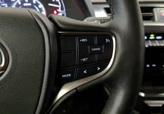 Подержанный автомобиль Lexus UX 2018 года (27 фото)