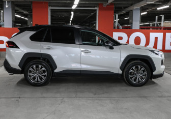 Подержанный автомобиль Toyota RAV4 2024 года (4 фото)