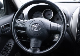Подержанный автомобиль Toyota RAV4 2005 года (15 фото)