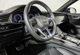 Подержанный автомобиль Audi Q8 2020 года (13 фото)
