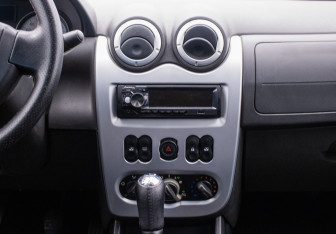 Подержанный автомобиль Renault Logan Sedan 2010 года (14 фото)