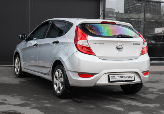 Подержанный автомобиль Hyundai Solaris Hatchback 2013 года (6 фото)