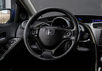 Подержанный автомобиль Honda Civic Wagon 2015 года (11 фото)