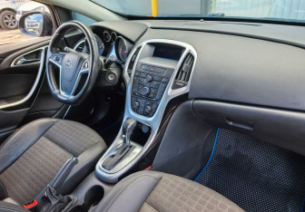 Подержанный автомобиль Opel Astra Hatchback 2013 года (11 фото)