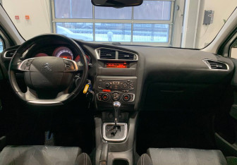 Подержанный автомобиль Citroen C4 Hatchback 2011 года (11 фото)