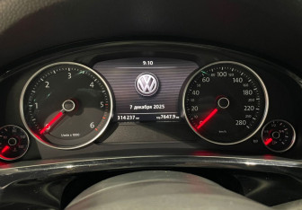 Подержанный автомобиль Volkswagen Touareg 2014 года (15 фото)
