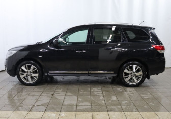 Подержанный автомобиль Nissan Pathfinder 2014 года (8 фото)