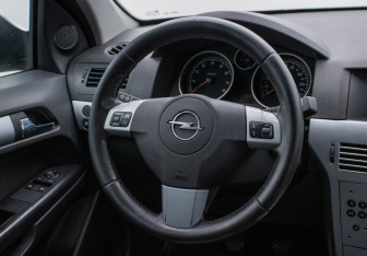 Подержанный автомобиль Opel Astra Wagon 2012 года (15 фото)