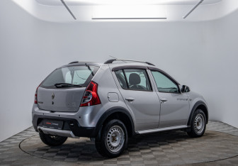 Подержанный автомобиль Renault Sandero 2014 года (5 фото)