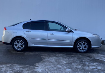 Подержанный автомобиль Renault Laguna Liftback 2009 года (4 фото)