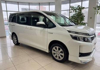 Подержанный автомобиль Toyota Voxy Minivan 2014 года (3 фото)
