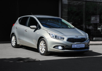 Подержанный автомобиль Kia Ceed Hatchback 2015 года (3 фото)
