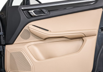 Подержанный автомобиль Porsche Macan 2021 года (25 фото)