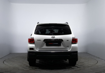 Подержанный автомобиль Toyota Highlander 2011 года (6 фото)