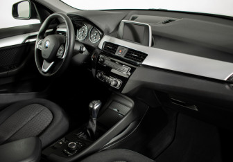 Подержанный автомобиль BMW X1 2017 года (9 фото)