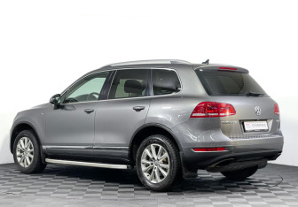 Подержанный автомобиль Volkswagen Touareg 2011 года (7 фото)
