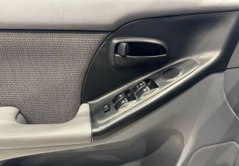 Подержанный автомобиль Hyundai Elantra Sedan 2005 года (17 фото)