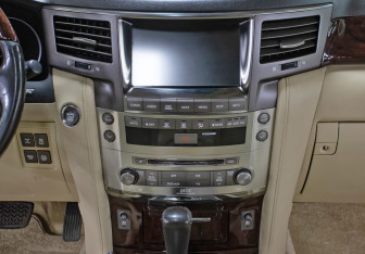 Подержанный автомобиль Lexus LX 2008 года (17 фото)