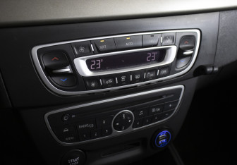 Подержанный автомобиль Renault Fluence 2012 года (19 фото)