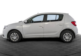 Подержанный автомобиль Renault Sandero 2017 года (8 фото)