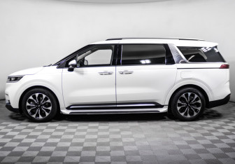 Подержанный автомобиль Kia Carnival 2021 года (8 фото)