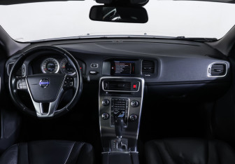 Подержанный автомобиль Volvo S60 2012 года (14 фото)