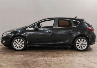 Подержанный автомобиль Opel Astra Hatchback 2011 года (8 фото)