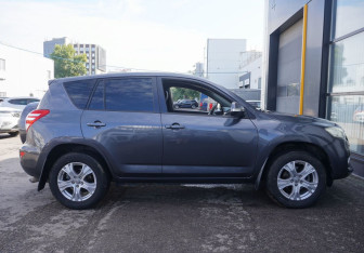 Подержанный автомобиль Toyota RAV4 2010 года (4 фото)