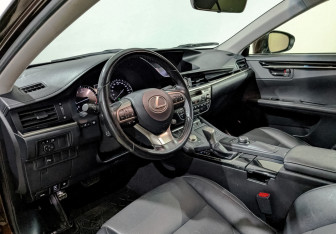 Подержанный автомобиль Lexus ES 2018 года (15 фото)