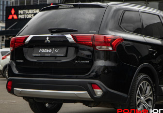 Подержанный автомобиль Mitsubishi Outlander 2016 года (17 фото)