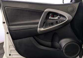 Подержанный автомобиль Toyota RAV4 2012 года (19 фото)