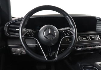Подержанный автомобиль Mercedes-Benz GLE 2025 года (17 фото)