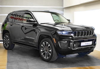 Подержанный автомобиль Jeep Grand Cherokee 2022 года (3 фото)
