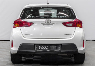 Подержанный автомобиль Toyota Auris Hatchback 2013 года (6 фото)