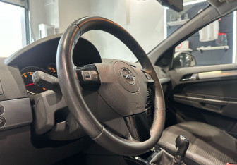 Подержанный автомобиль Opel Astra Sedan 2012 года (12 фото)