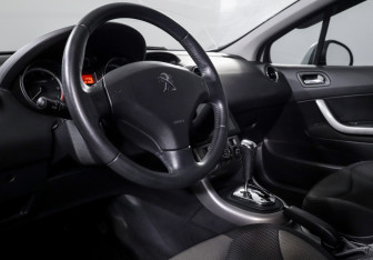 Подержанный автомобиль Peugeot 308 Hatchback 2012 года (14 фото)