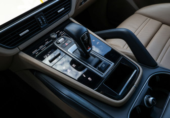 Подержанный автомобиль Porsche Cayenne 2021 года (24 фото)