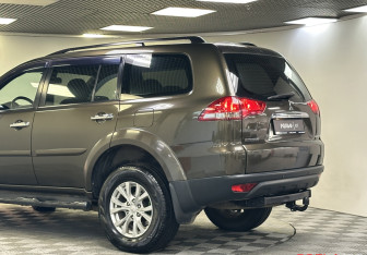 Подержанный автомобиль Mitsubishi Pajero Sport 2013 года (24 фото)