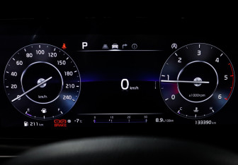 Подержанный автомобиль Kia Carnival 2022 года (11 фото)