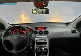 Подержанный автомобиль Peugeot 308 Hatchback 2010 года (12 фото)