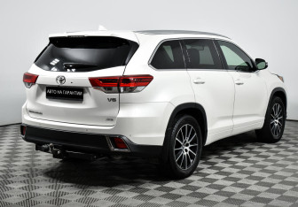Подержанный автомобиль Toyota Highlander 2017 года (5 фото)