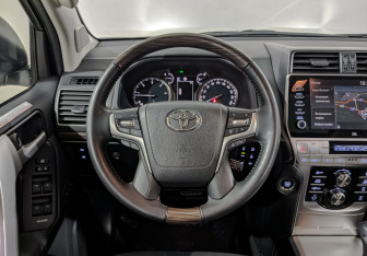 Подержанный автомобиль Toyota Land Cruiser Prado 2020 года (22 фото)