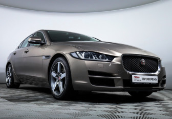 Подержанный автомобиль Jaguar XE 2016 года (18 фото)