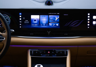 Подержанный автомобиль Voyah Dream 2023 года (13 фото)