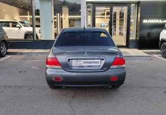 Подержанный автомобиль Mitsubishi Lancer Sedan 2005 года (6 фото)