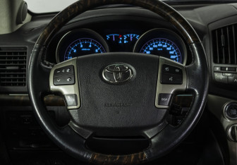Подержанный автомобиль Toyota Land Cruiser Suv 2010 года (11 фото)